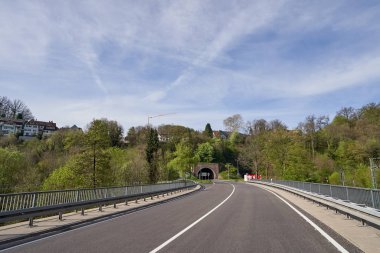 Schwarzwald Ormanı 'ndan geçen asfalt Avrupa yolu ve bir Alman köyü.