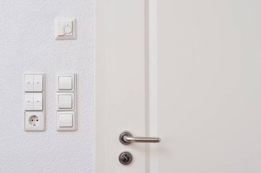 Pencereler için duvara monte edilmiş ışık düğmeleri ve tekerlek kepenk denetimi