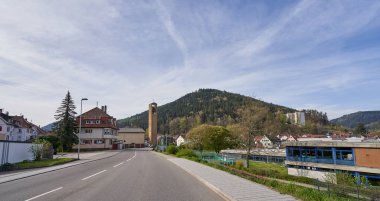 Schwarzwald, Almanya - 22 Nisan 2019: Schwarzwald ormanı boyunca Avrupa yolu ve şirin bir Alman köyü