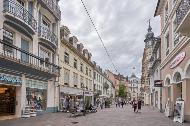 Baden-Baden, Almanya - 24 Nisan 2019: Dar ve romantik Avrupa yürüyüş caddesi 