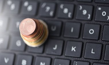 Avro sikkeleri dizüstü bilgisayarda siyah klavye üzerinde bir piramit şeklinde uzanır, metin için boşluk