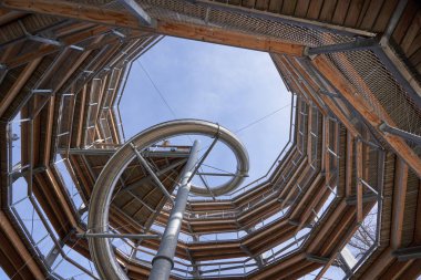 Bad Wildbad, Almanya - 22 Nisan 2019: Schwarzwald Ormanı 'nda kaydırağıyla Baumwipfelpfad Treetop yürüyüş kulesi. Almanya 'nın turistik merkezi olan Schwarzwald ormanında yürüyen turistler için yüksek kule