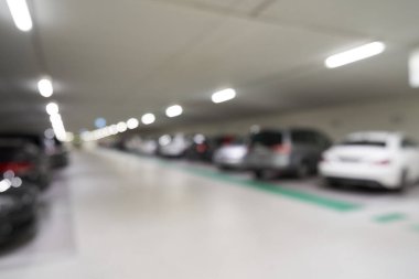 Alışveriş merkezindeki arabalar için arka planda bulanık bir otopark. Odaklanmamış resim