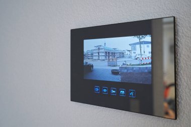 Evin duvarına monte edilmiş video görüntüsü olan dahili telefon. Yakın plan.