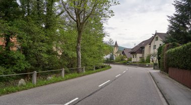 Schwarzwald, Almanya - 25 Nisan 2019: Schwarzwald ormanı boyunca Avrupa yolu ve şirin bir Alman köyü