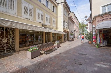 Baden-Baden, Almanya - 24 Nisan 2019: Dar ve romantik Avrupa yürüyüş caddesi 