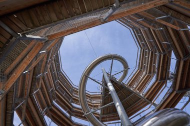 Bad Wildbad, Almanya - 22 Nisan 2019: Schwarzwald Ormanı 'nda kaydırağıyla Baumwipfelpfad Treetop yürüyüş kulesi. Almanya 'nın turistik merkezi olan Schwarzwald ormanında yürüyen turistler için yüksek kule