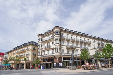 Baden-Baden, Almanya - 24 Nisan 2019: Avrupa kentinde Leopoldsplatz Meydanı 'ndaki bir binanın sokak manzarası