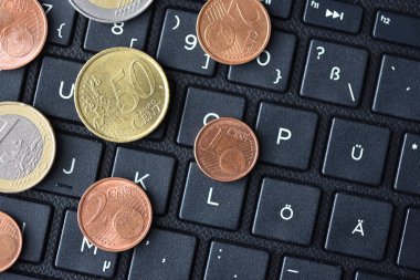Avrupa sikkeleri dizüstü bilgisayarın klavyesinde siyah, yakın plan, İnternet 'te çalışmanın sembolü veya satın almalar için çevrimiçi ödeme, metin için alan şeklinde bulunur.