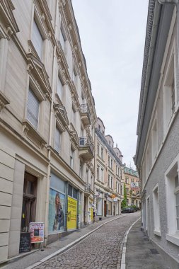 Baden-Baden, Almanya - 24 Nisan 2019: Dar ve romantik Avrupa yürüyüş caddesi 