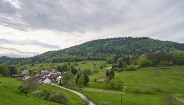 Güzel bir akşam manzarası, Almanya 'da küçük bir Avrupa köyü ve dağlar.