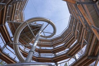 Bad Wildbad, Almanya - 22 Nisan 2019: Schwarzwald Ormanı 'nda kaydırağıyla Baumwipfelpfad Treetop yürüyüş kulesi. Almanya 'nın turistik merkezi olan Schwarzwald ormanında yürüyen turistler için yüksek kule
