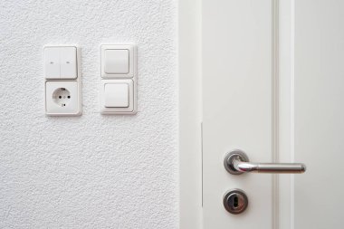 Pencereler için duvara monte edilmiş ışık düğmeleri ve tekerlek kepenk denetimi