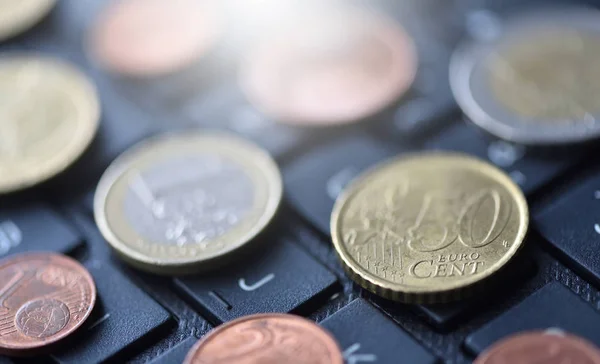 Κέρματα Ευρώ Βρίσκονται Στο Πληκτρολόγιο Του Φορητού Υπολογιστή Μαύρο Κοντινό — Φωτογραφία Αρχείου