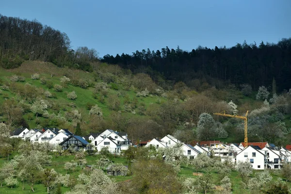 Tysk Sluttning Bostadshus Och Byggkran Bakgrund Kulle Och Skog — Stockfoto