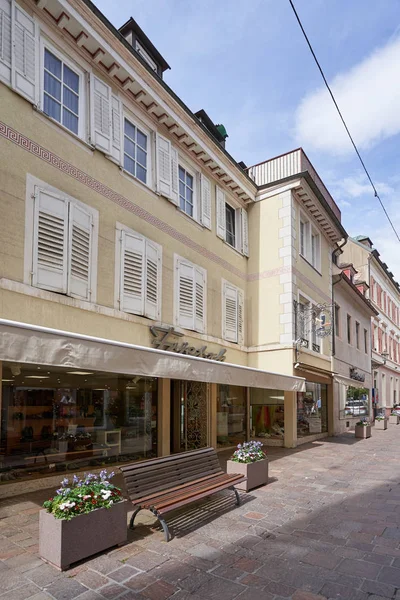 Baden-Baden, Almanya - 24 Nisan 2019: Dar ve romantik Avrupa yürüyüş caddesi 