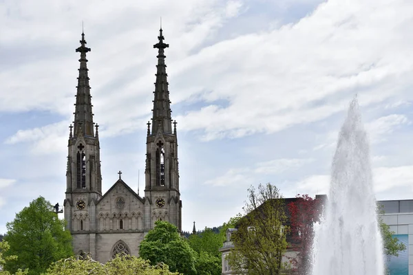 Torres Bonitas Altas Igreja Evangélica Europa Contra Céu — Fotografia de Stock