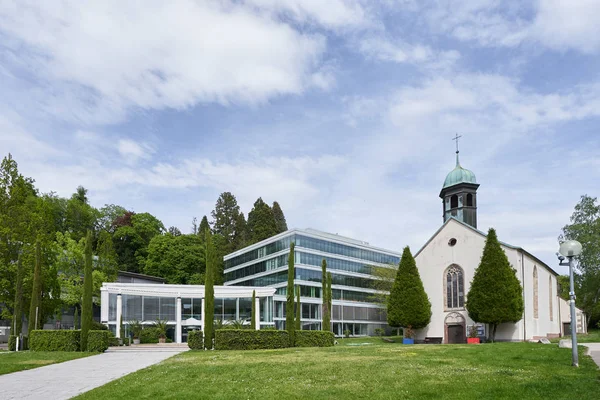 Avrupa Nın Baden Şehrindeki Hristiyan Kilisesinin Yanındaki Ağaçlar Yeşilliklerle Çevrili — Stok fotoğraf