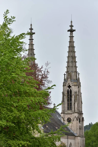 Torres Bonitas Altas Igreja Evangélica Europa Contra Céu — Fotografia de Stock