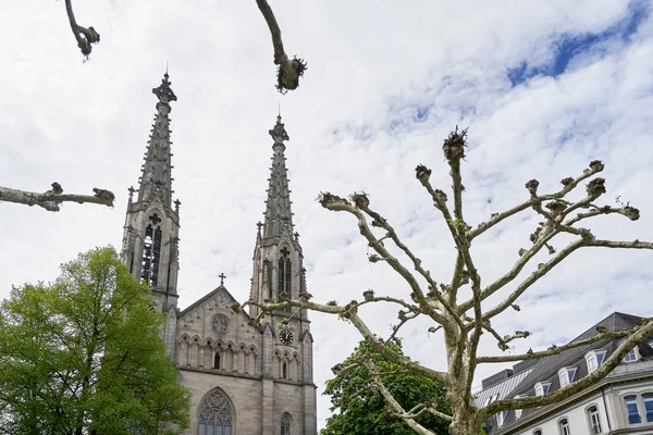 Гілки Платану Тлі Євангельської Церкви Вежами Європі August Square Baden — стокове фото