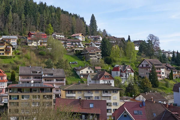 Söt Tyskland Sluttning Lägenhetsbyggnader Bakgrunden Skogen — Stockfoto
