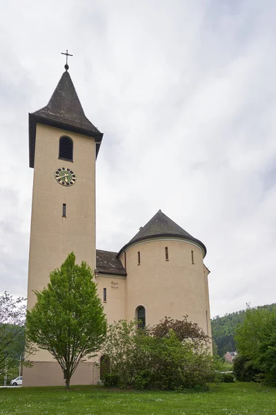 Baden Baden Németország 2019 Április Gyönyörű Templom Magas Toronnyal Kereszttel — Stock Fotó