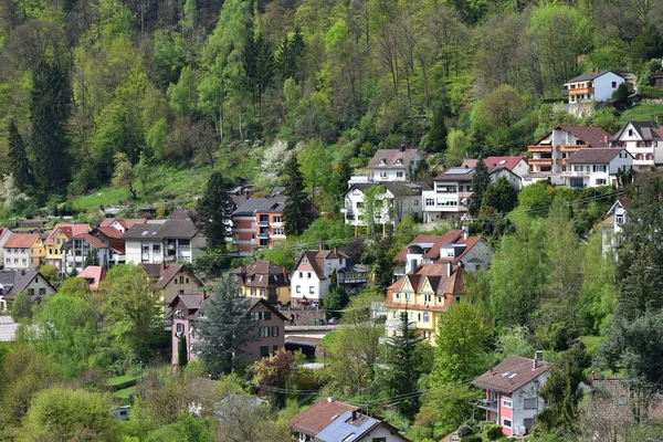 Grazioso Villaggio Germania Una Collina Condomini Sullo Sfondo Della Foresta — Foto Stock