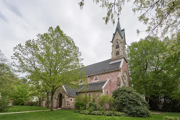 Bella Antica Chiesa Evangelica Circondata Verdi Cespugli Alberi Nel Paese — Foto Stock