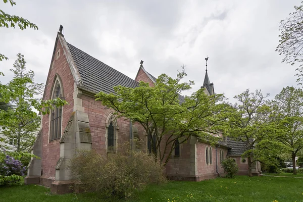 Bella Antica Chiesa Evangelica Circondata Verdi Cespugli Alberi Nel Paese — Foto Stock