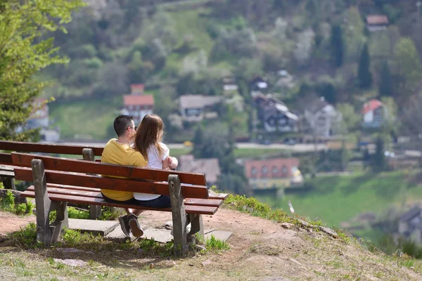 Ein Kerl Und Ein Mädchen Sitzen Auf Einer Bank Auf Stockbild