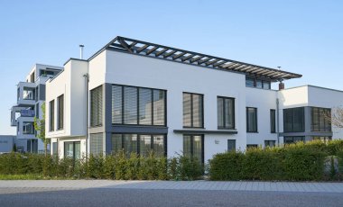 Pforzheim, Almanya - 21 Nisan 2019: Yeni bir alanda geniş pencereli yeni modern küp şekilli ev