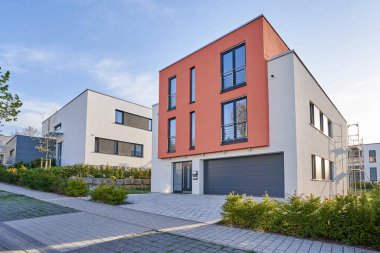 Pforzheim, Almanya - 21 Nisan 2019: Gökyüzüne karşı yeni bir alanda büyük bir garajı olan yeni modern küp şekilli ev.