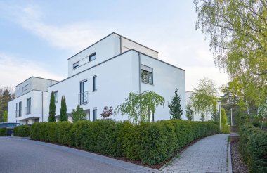 Pforzheim, Almanya - 21 Nisan 2019: Avrupa kentinin yeni bir bölgesinde çitsiz modern konut binası