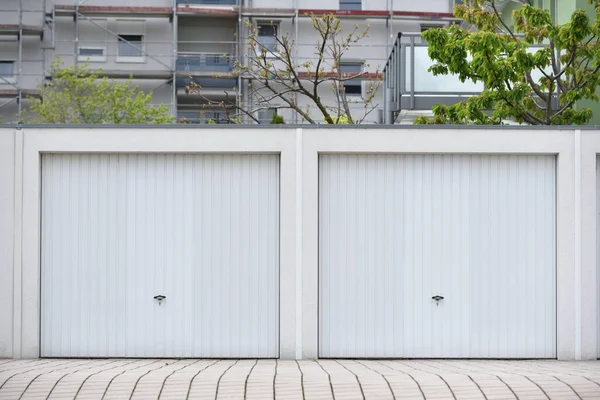 Dwie Białe Bramy Garażowe Europejskim Mieście Dwa Garaże — Zdjęcie stockowe