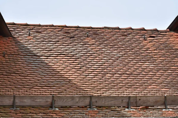 房子的屋顶 蓝天的背景上铺着旧瓷砖 — 图库照片