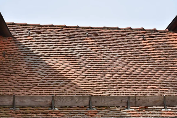 Toit Maison Avec Vieilles Tuiles Sur Fond Ciel Bleu — Photo