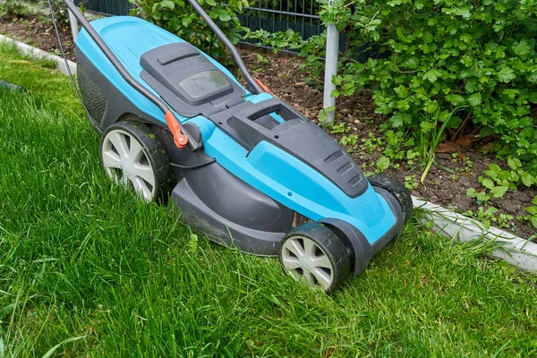 Electric Lawn Mower Cuts Lawn Edge Concrete Curb — Stock Photo, Image