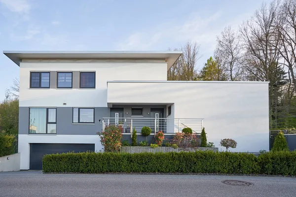 Pforzheim, Almanya - 21 Nisan 2019: Avrupa kentinin yeni bir bölgesinde çitsiz modern konut binası