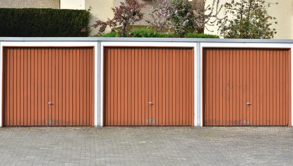 Une Rangée Trois Portes Brunes Menant Garage Dans Une Ville — Photo