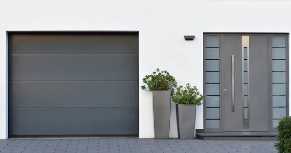 Moderno Garage Grigio Accanto Alla Casa Stile Scandinavo Garage Privato — Foto Stock