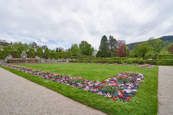 Césped Con Flores Margaritas Tulipanes Parque Europeo Ciudad Baden Baden —  Fotos de Stock