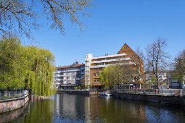 Pforzheim, Almanya - 18 Nisan 2019: Güneşli bir günde şehir nehri ve deniz kenarındaki binalar. Mesaj için yer var. Sakin Avrupa yaşam konsepti