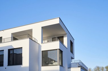 Pforzheim, Almanya - 21 Nisan 2019: Modern bir apartmanın balkon ve gözlem güvertesi