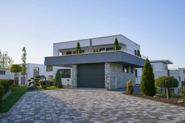 Pforzheim, Almanya - 21 Nisan 2019: Yeni bir bölgenin ön cephesinde garajı olan yeni modern küp şeklinde bir ev