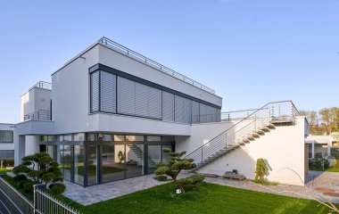 Pforzheim, Almanya - 21 Nisan 2019: Yeni bir alanda geniş pencereli yeni modern ev