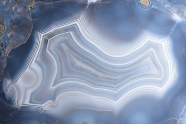 Güzel mücevher dokuyu düzenliyor, yakın plan, Avrupa topraklarında mineraller.