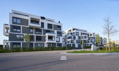 Pforzheim, Almanya - 21 Nisan 2019: Modern küp şeklindeki ve modern bir alanda balkonları açıkta olan apartman binası