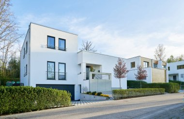 Pforzheim, Almanya - 21 Nisan 2019: Avrupa kentinin yeni bir bölgesinde çitsiz modern konut binası