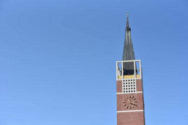 Avrupa kenti Pforzheim, Almanya 'da mavi gökyüzünün arka planına karşı saat kulesi