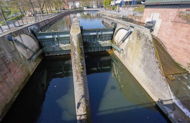 Almanya 'nın Pforzheim kentindeki bir nehir kıyısındaki küçük bir baraj, su seviyesini ayarlamak için.
